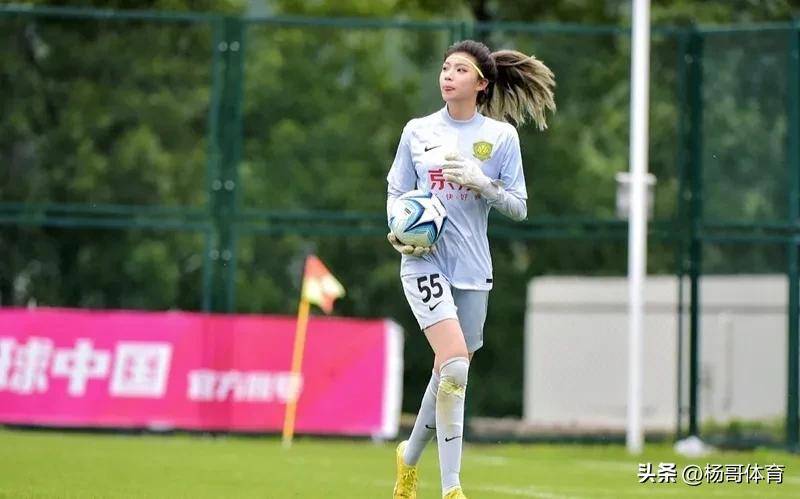 英勇拼搏中：女足选手挺身而出