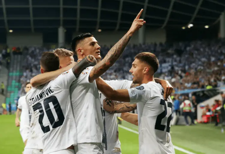 芬兰队迎战北爱尔兰队展开对抗