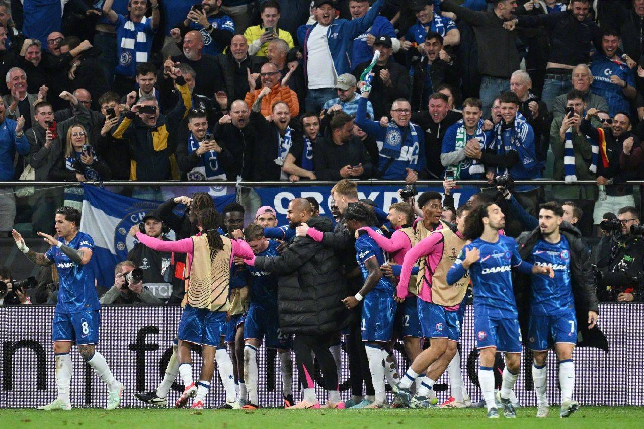 英格兰球队施展团队配合，战绩创佳绩