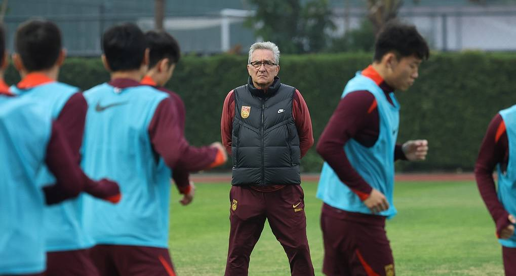 强队遭遇挑战，面临艰难局面