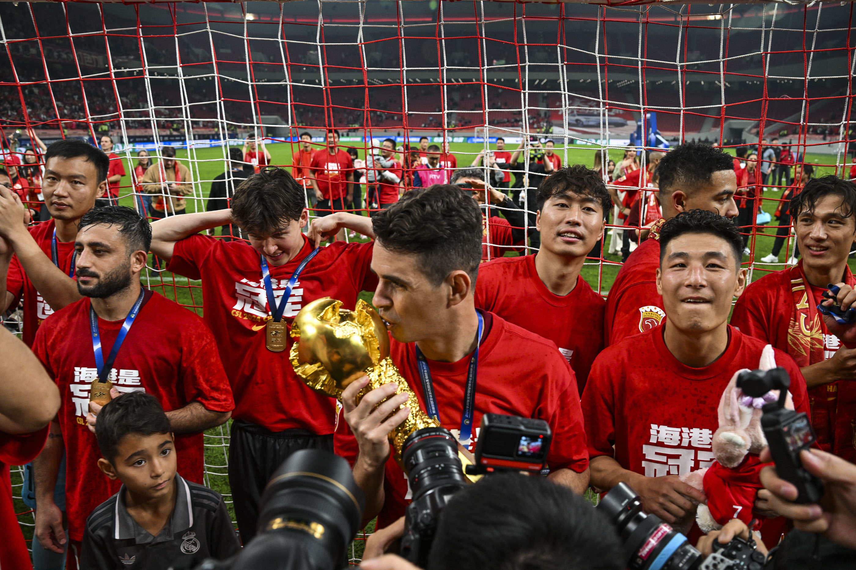 关于上海上港大胜对手，连续取得胜利的信息