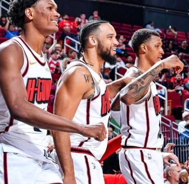 菲尼克斯太阳夺得胜利,全队庆祝成功 菲尼克斯太阳夺得胜利,全队庆祝成功