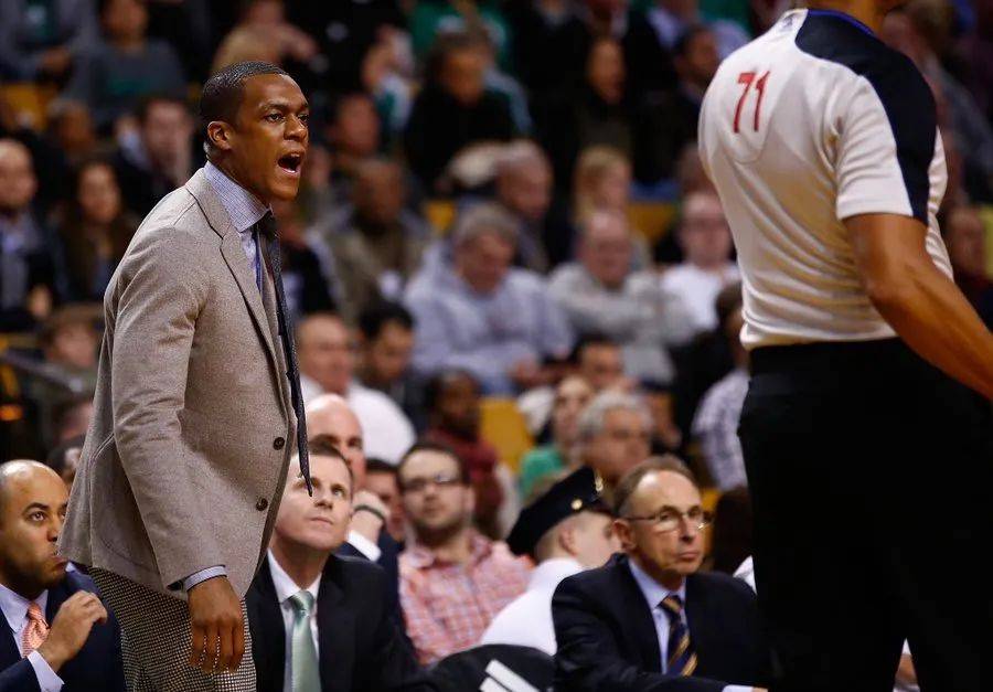 湖人不敌独行侠！隆多意外伤退让球队陷入困境