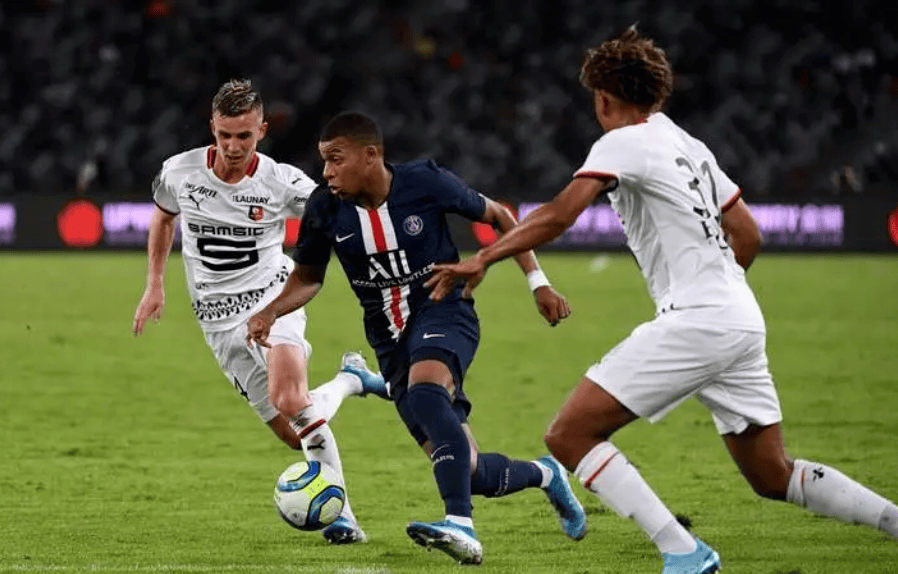 巴黎圣日耳曼队横扫南特队取得胜利