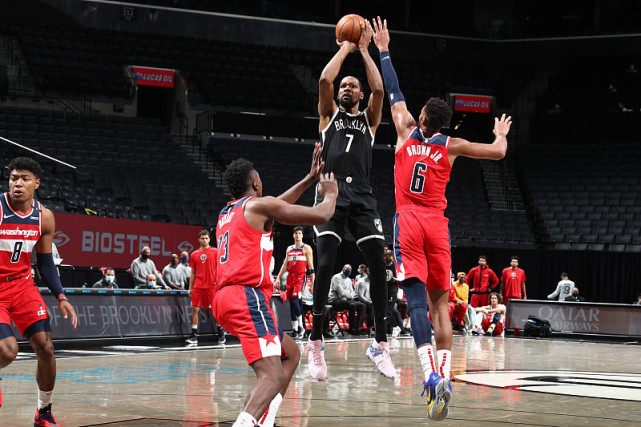 湖人鏖战青岛队，欧文扛起全队