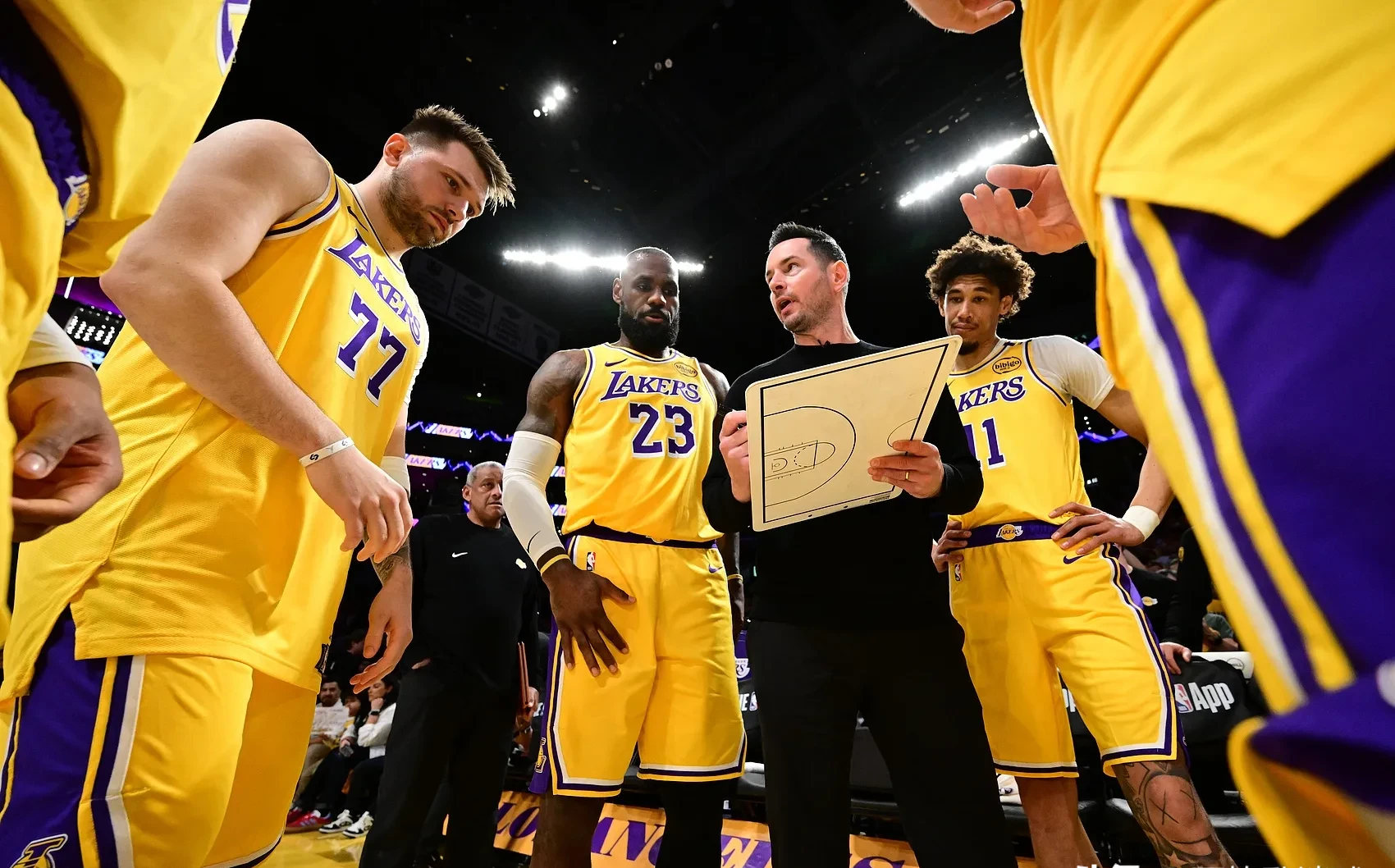 湖人鏖战青岛队，欧文扛起全队